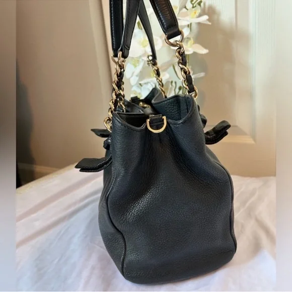 Tory Burch Black Leather Shoulder Bag with Gold Accents - Picture 10 of 16